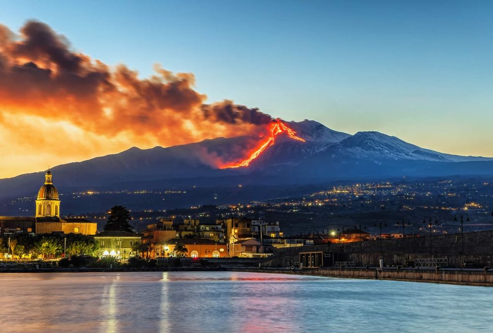 Imagen de una erupción del volcán Etna en Italia. (Crédito SHUTTERSTOCK)