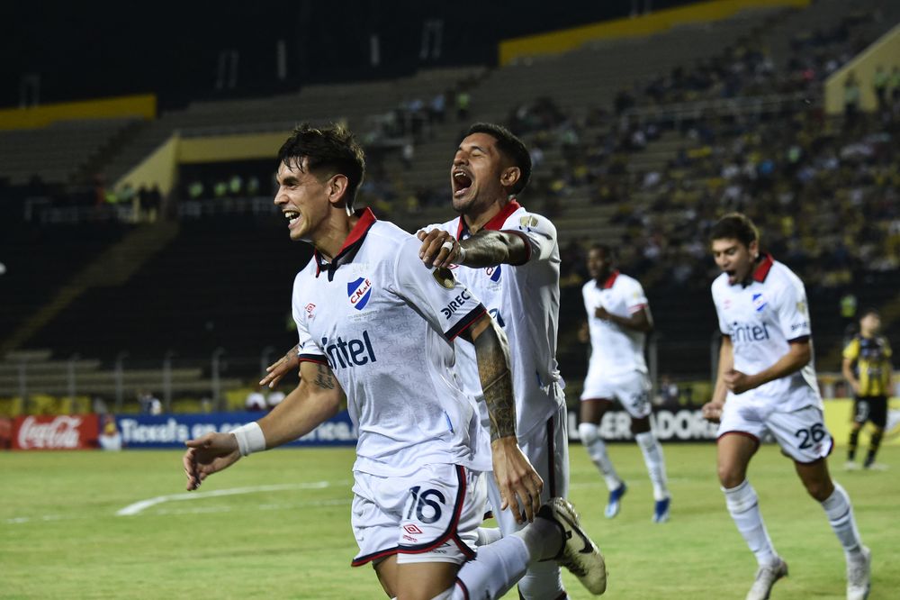 Alexis Castro celebra su gol para Nacional ante Deportivo Táchira