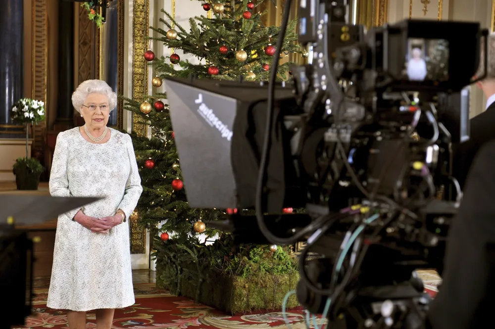 El 7 de diciembre la Reina Isabel II graba su mensaje de navidad en 3D por primera vez, desde el Palacio Buckingham