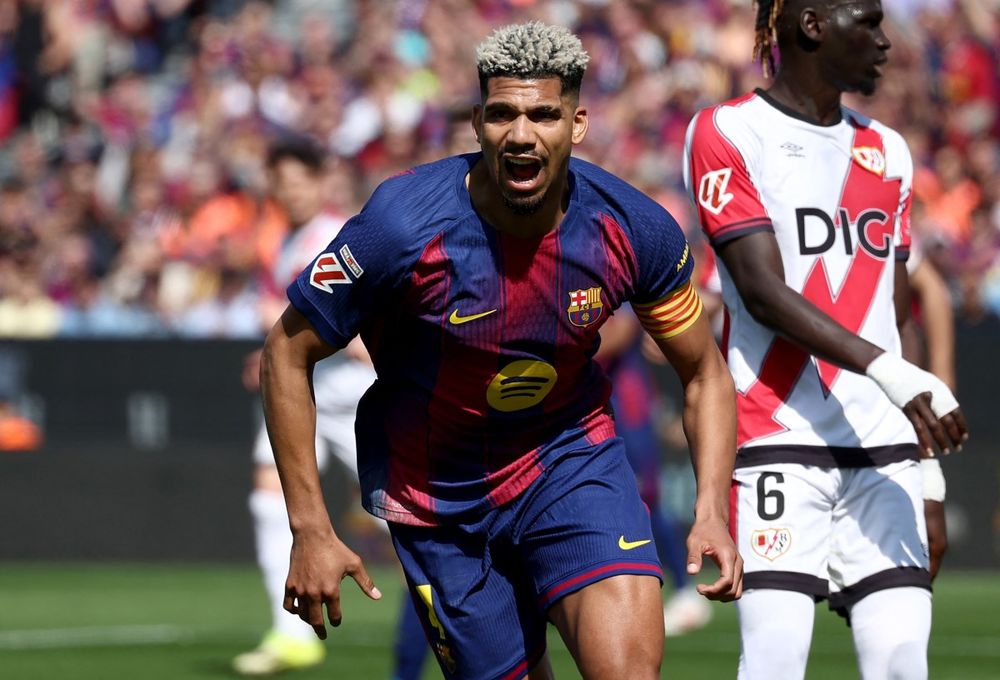 Ronald Araujo de Barcelona celebra su gol ante Rayo Vallecano por LaLiga de España