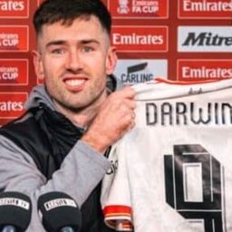 El goleador de Plymouth Argyle, Ryan Hardie, muestra orgulloso la camiseta de Liverpool que le dio Darwin Núñez El goleador de Plymouth Argyle, Ryan Hardie, muestra orgulloso la camiseta de Liverpool que le dio Darwin Núñez