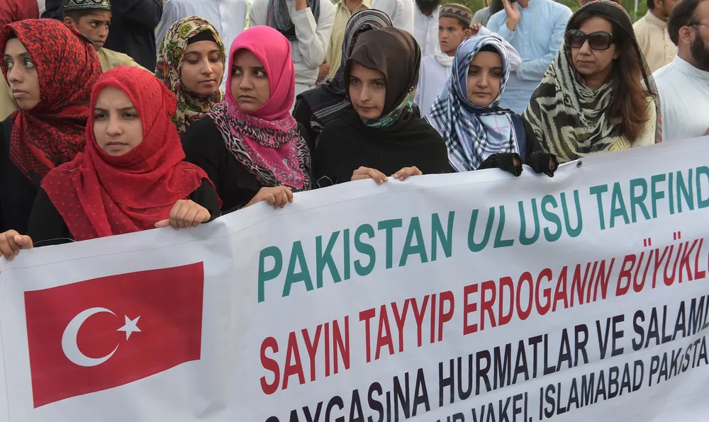 Pakistani demonstrators carry a banner during a demonstration in support of the Turkish President Recep Tayyip Erdogan in Islamabad on July 16, 2016. Turkish authorities said they had regained control of the country on July 16 after thwarting an attempt by discontented soldiers to seize power from President Recep Tayyip Erdogan that claimed more than 250 lives. / AFP / AAMIR QURESHI