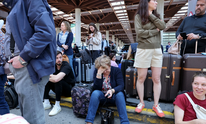 El apagón masivo que sufrió España tuvo que ver con las oscilaciones en el flujo de electricidad que reciben las redes como consecuencia de que las energías renovables (sol y viento) no son fuente estables. Pero la culpa no es de la energía la limpia. La inversión estuvo concentrada en la generación y casi no hay capacidad de almacenamiento, un colchón que permita compensar esos vaivenes. Tampoco se invirtió en modernizar el sistema de redes y mejorar su interconexión.&nbsp;