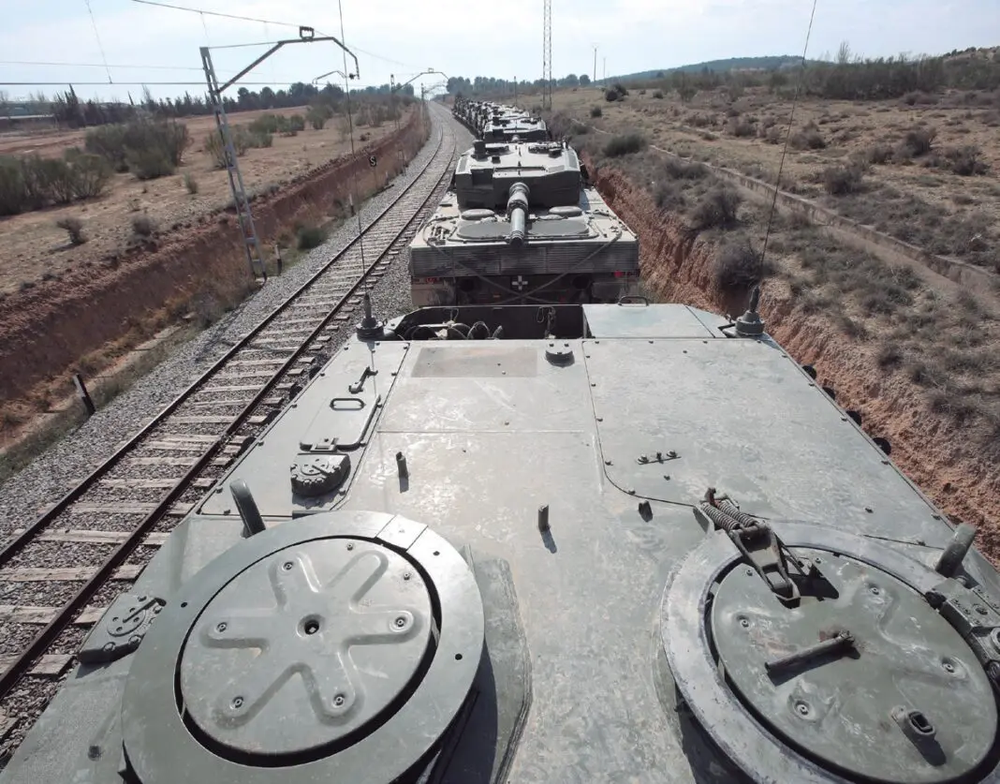 Tanques Leopard 2A4 en una formación de tren