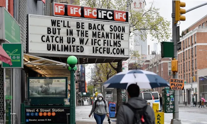 EEUU reabre los cines y da los primeros pasos en la nueva normalidad