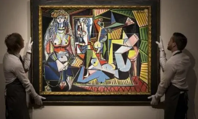 Personal de la firma con la obra de Pablo Picasso