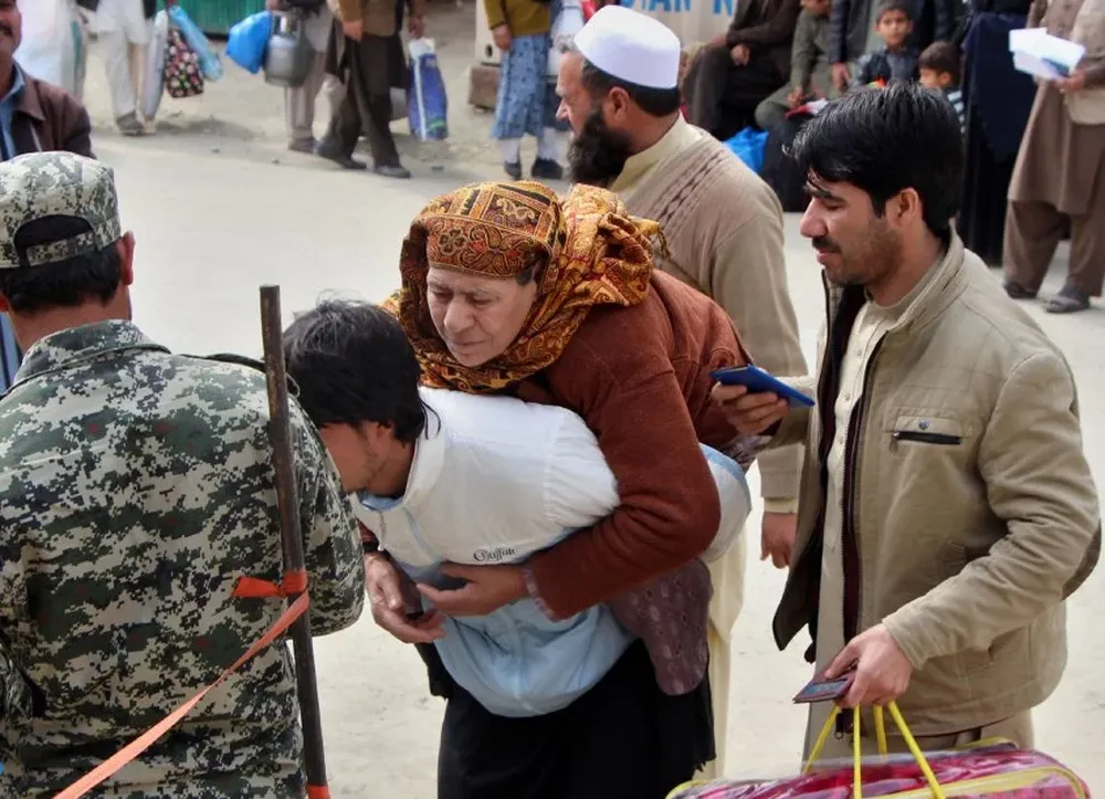 Una trabajadora paquistaní hace ladrillos en una fábrica en las afueras de Lahore.