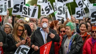 Asistentes a la manifestación en apoyo al presidente del Gobierno bajo el lema Todos a Ferraz. Pedro no está solo este jueves en la calle Ferraz, en Madrid