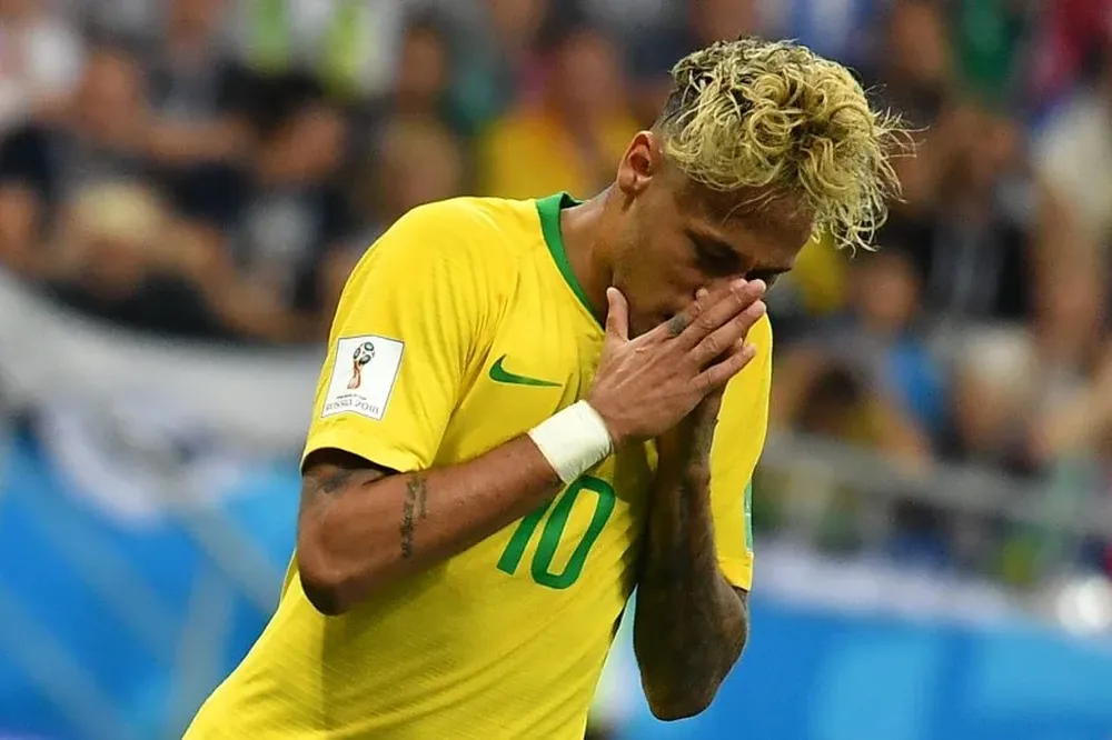 Neymar fue muy fauleado y no tuvo un debut feliz en Rusia