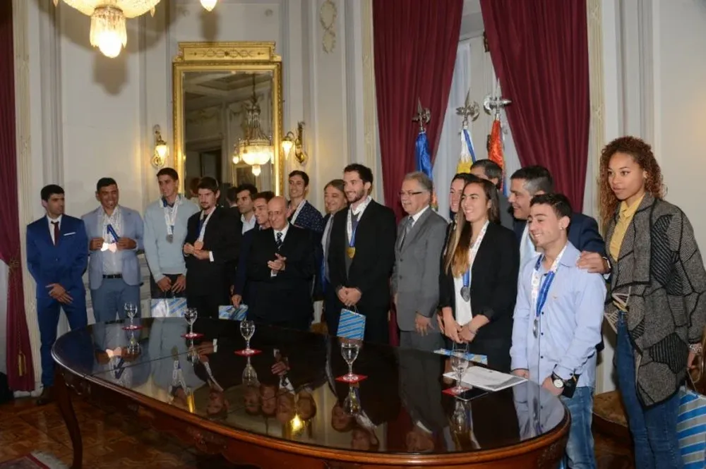 Los deportistas homenajeados junto a las autoridades