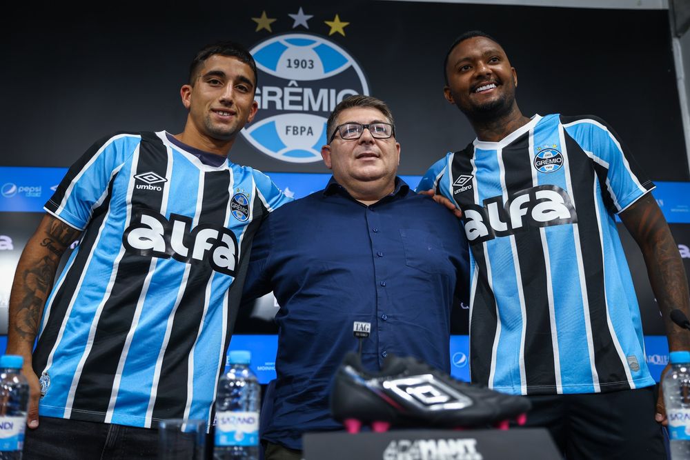 Kike Olivera fue presentado en Gremio, su nuevo club