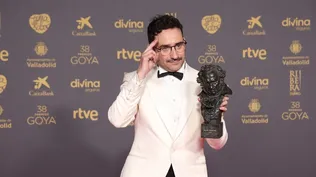 El realizador Juan Antonio Bayona posa con el premio Goya a Mejor Dirección por La Sociedad de la Nieve, durante la gala de la 38 edición de los Premios Goya.
