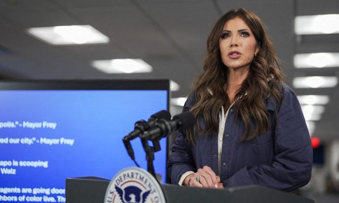 Crece la presión para que Kristi Noem deje su cargo, pero Trump sale en su defensa: Está haciendo un muy buen trabajo