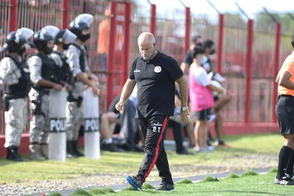 Alejandro Cappuccio, se fue expulsado