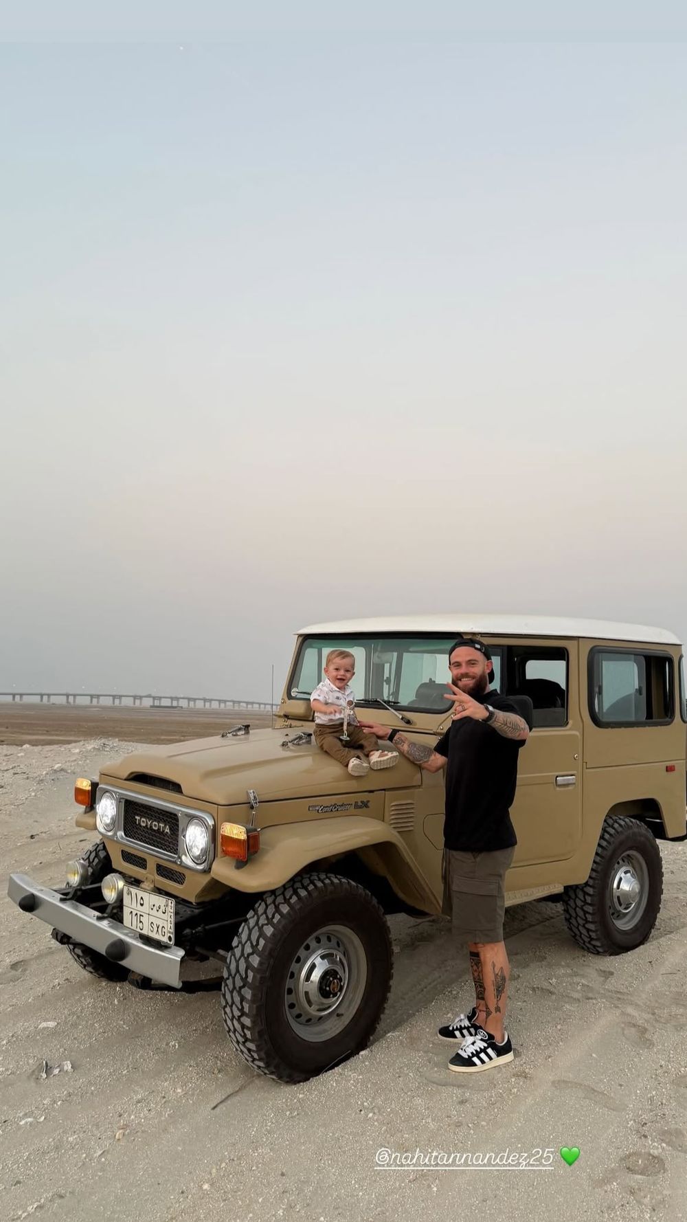 El paseo de Nahitan Nández por el desierto junto a su hijo Ryan