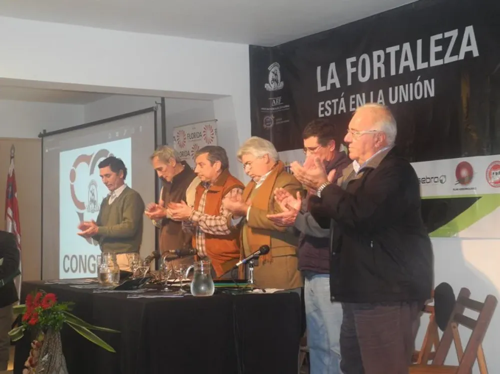 El ministro Tabaré Aguerre (centro) durante el último congreso de la Federación Rural en Florida
