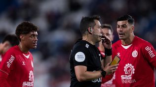 El árbitro Eduardo Varela estrenando la tarjeta electrónica en el partido entre Nacional y Rentistas