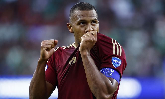 Salomón Rondón celebra su gol de penal para Venezuela ante México por la Copa América 2024