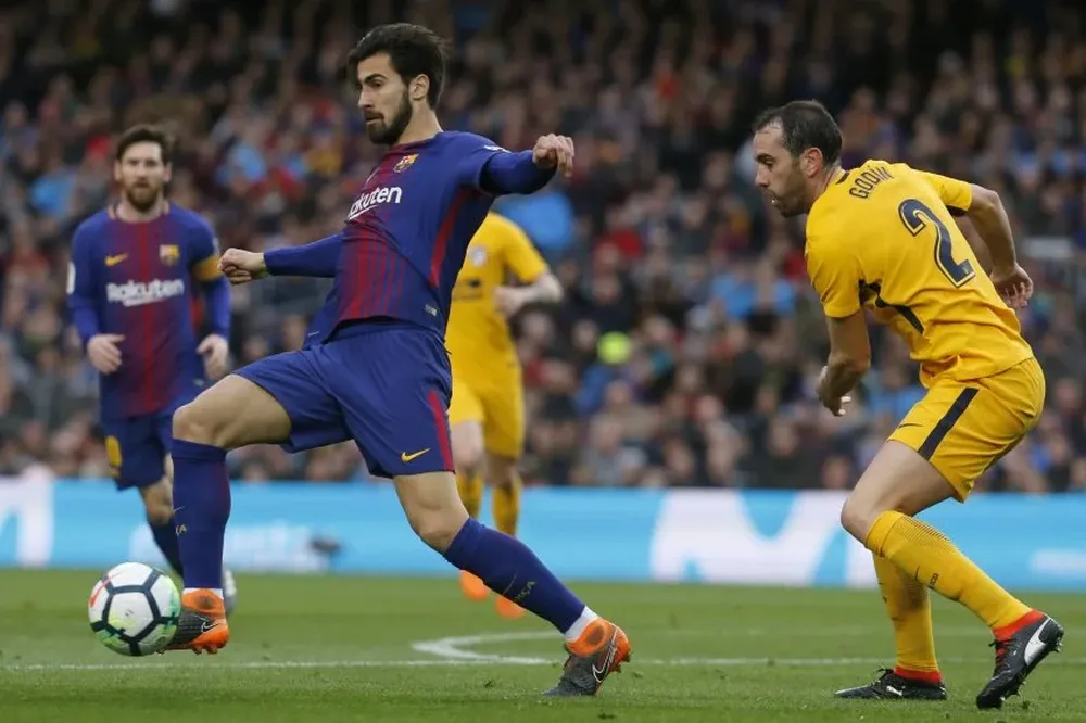 André Gomes ante la marca de Diego Godín