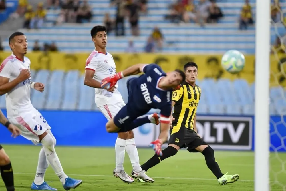 Alejo Cruz remata y Sergio Rochet hace el esfuerzo en el clásico entre Peñarol y Nacional