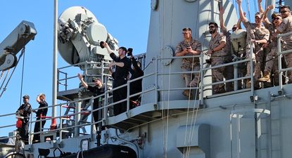 Integrantes de la tripulación de la fragata Numancia partiendo de la Base de Rota para la Operación Atalanta.