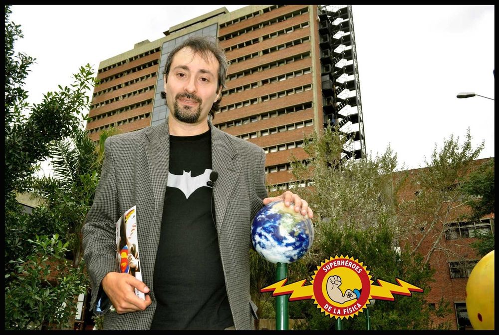 El doctor en Física Ernesto Blanco es el conductor y guionista de Superhéroes de la Física
