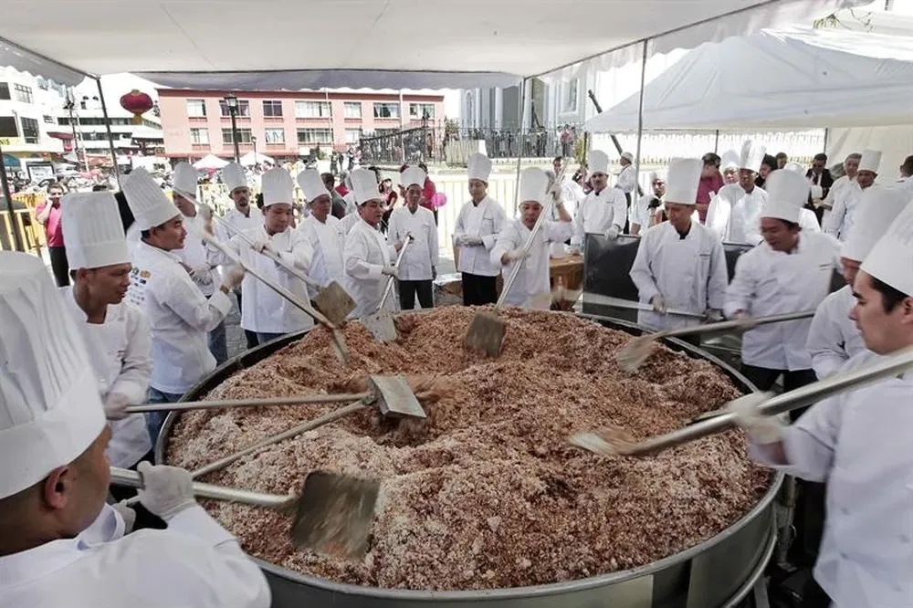 Costa Rica- Los ticos lograron el record Guinness por un arroz frito chino de 1.345 kilos