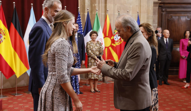 La princesa Leonor, le otorga la medalla a Joan Manuel Serrat.