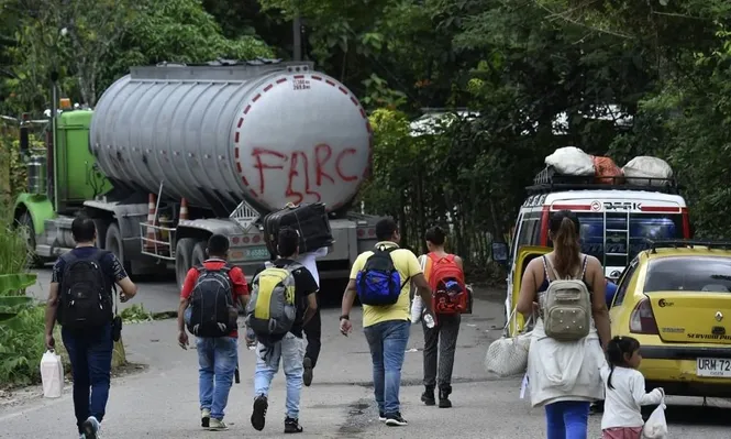 Pintada de las FARC disidentes en un camión tanque durante un bloqueo de ruta en un municipio colombiano