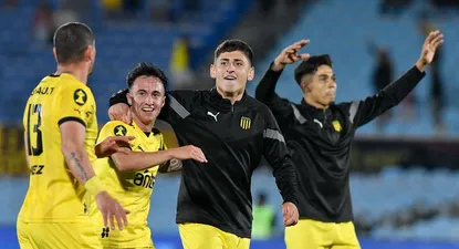 Festejo de Peñarol en el Centenario