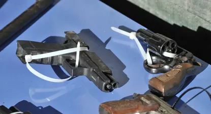 En el hecho fueron incautadas cuatro armas de fuego y numerosas municiones.