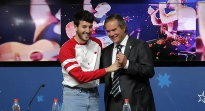 Sebastián Yatra y Neven Ilic, presidente de Panam Sports
