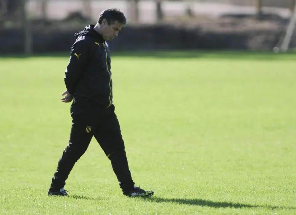 Bengoechea camina pensativo en una de las canchas de Los Aromos