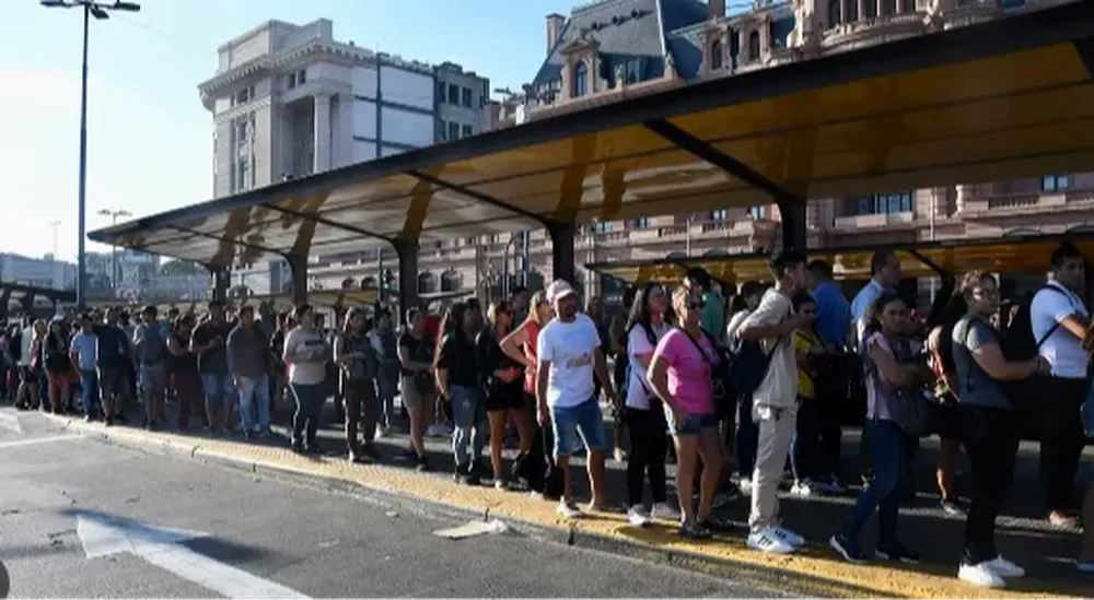 El paro de colectivos convirtió a la Ciudad de Buenos Aires en un caos junto con los piquetes