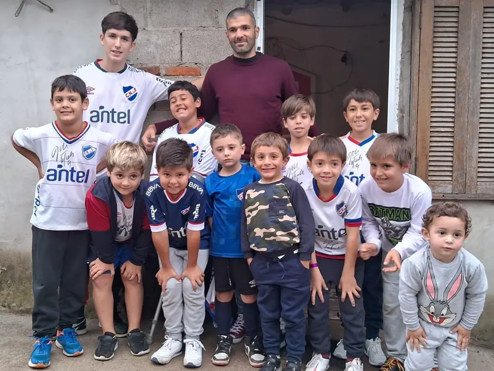 Emmanuel Gigliotti con los niños en Florida