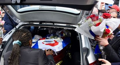 Conmovedora despedida a Juan Izquierdo de miles de personas que se acercaron a la sede de Nacional