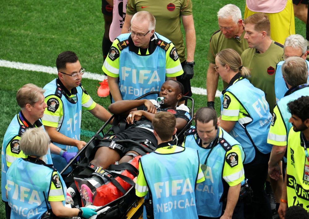 Ismael Kone al ser retirado en camilla tras su fractura