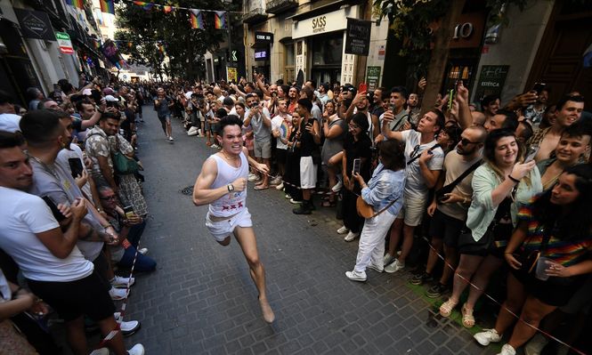 Varias personas corren durante la 25ª edición de la Carrera de Tacones, en la calle Pelayo, a 4 de julio de 2024, en Madrid (España).&nbsp;