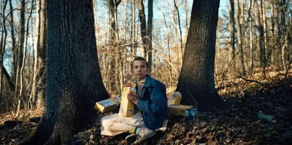 Eleven, el personaje que interpreta Millie Bobby Brown, comiendo waffles