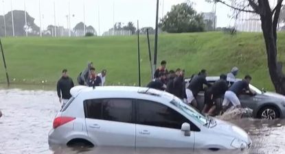 Jugadores de Atenas y sus autos en la inundación