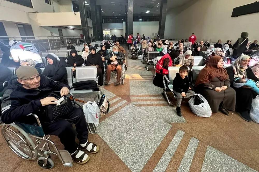 El paso de Rafah sigue siendo un centro neurálgico del conflicto, con decenas de personas que tratan de salir de Gaza y camiones de ayuda que entran desde Egipto.