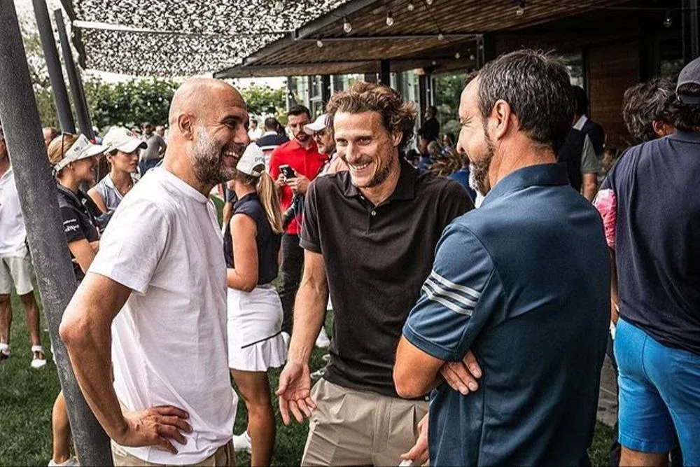Pep Guardiola y Diego Forlán disfrutan de una charla luego de jugar al golf en España
