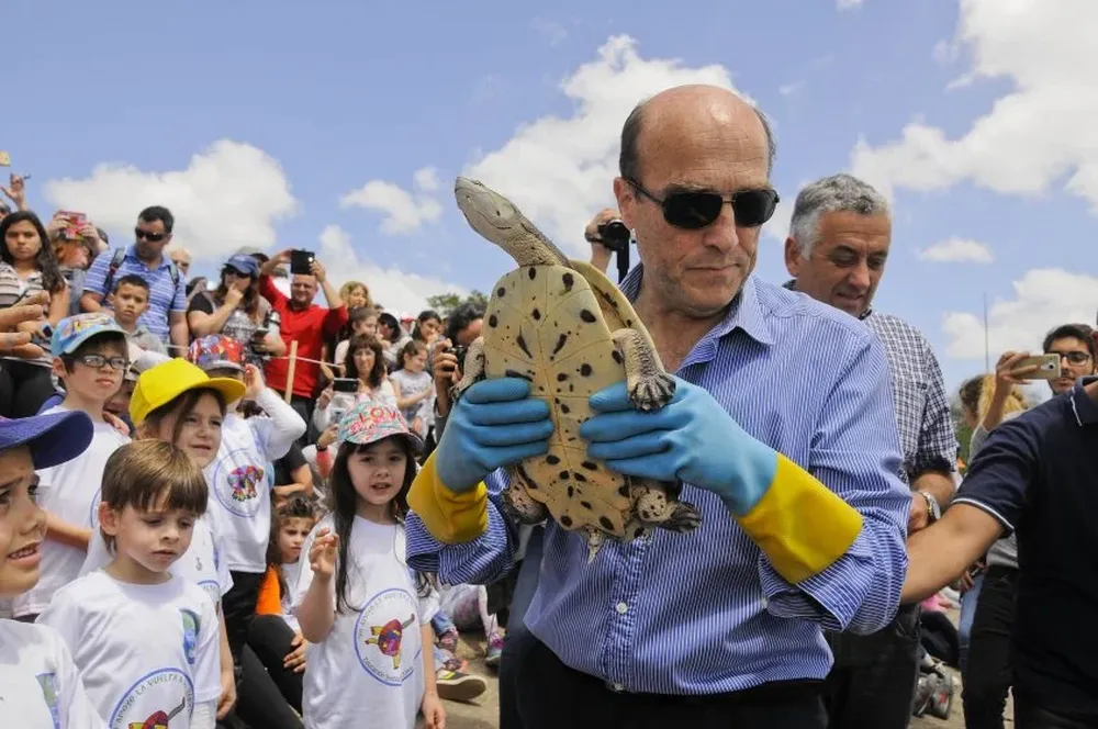 Recorrida del intendente Daniel Martínez donde participó de la liberación de tortugas en el río Santa Lucía.