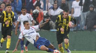 Leandro Umpiérrez de Peñarol ante Christian Oliva de Nacional por la final de la Liga AUF Uruguaya