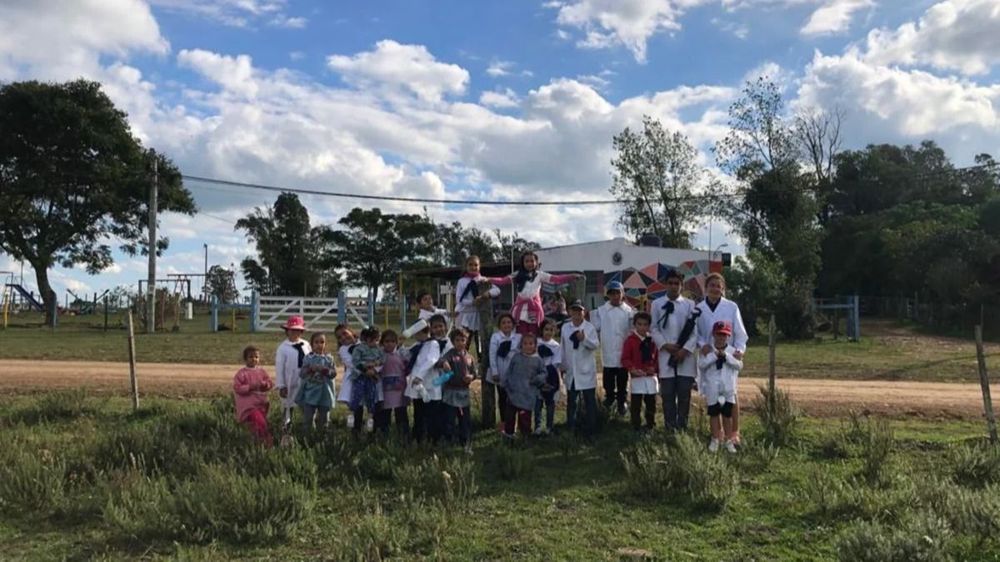 Alumnos de la Escuela N°67 de Salto.