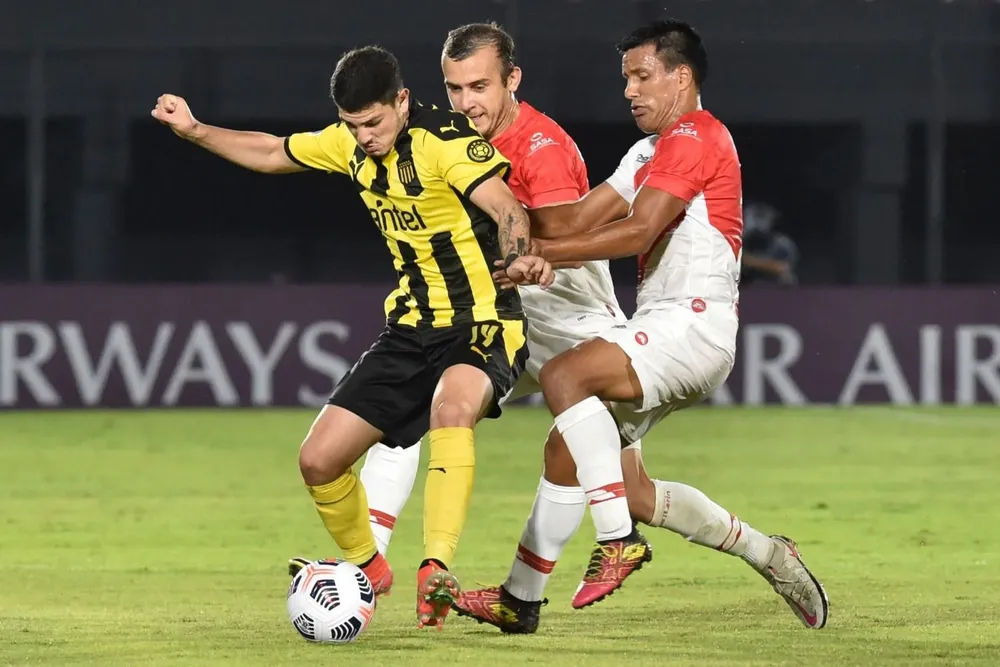 Álvarez Martínez fue bien controlado en el primer tiempo