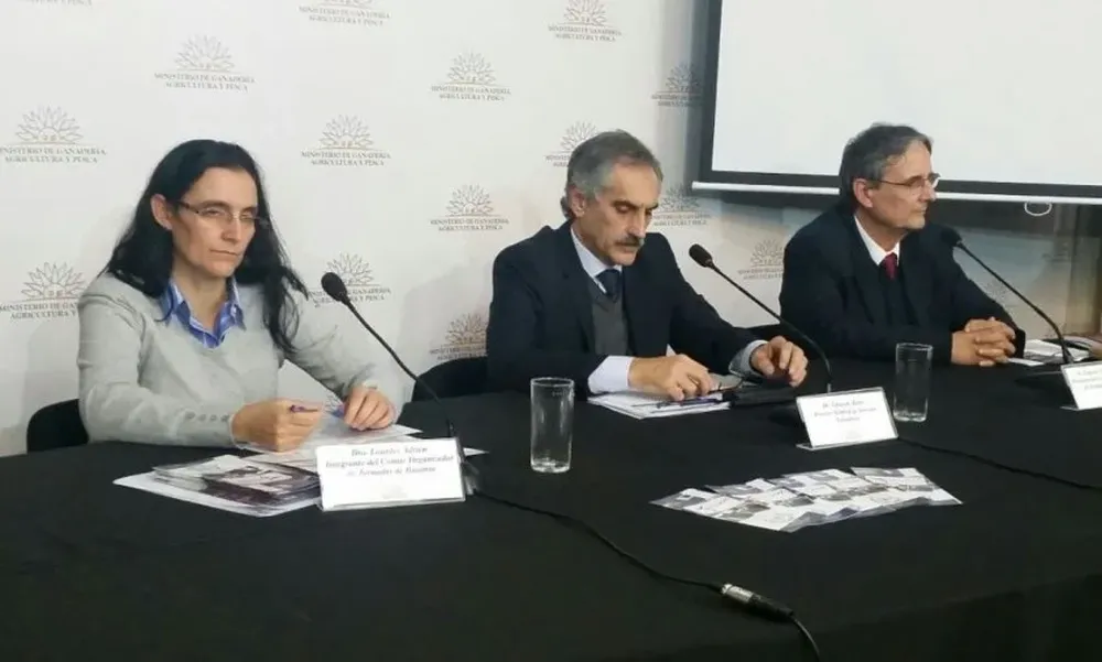 Lourdes Adrien, Eduardo Barre y Edgardo y Edgardo Gianneechini, durante el lanzamiento en el MGAP