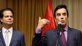 El embajador de EEUU Bernie Navarro junto al canciller peruano Carlos Espá