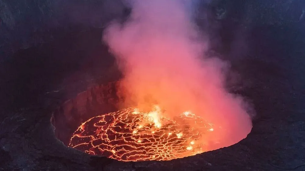 El Nyiragongo es uno de los volcanes más activos del mundo y suele ser ascendido por turistas que quieren contemplar el lago de lava alojado en su cráter