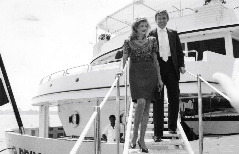 Donald e Ivana Trump desembarcan del yate "Trump Princess" en Nueva York en 1988.